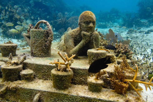 メキシコの海底に広がる 海底美術館 が神秘的 訪れるたびに姿を変える 進化するアート が作られた目的とは ねとらぼ