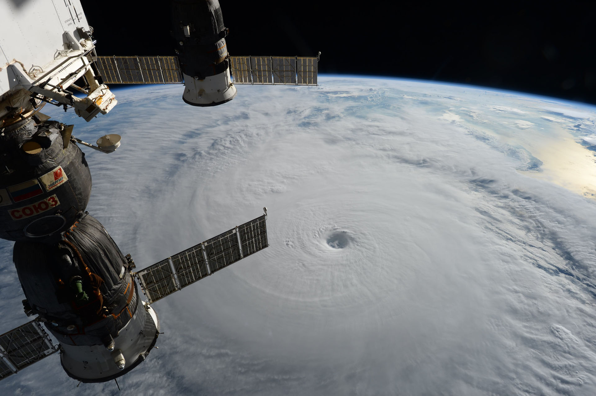 台風の目までクッキリ 宇宙から撮影した台風18号が圧倒的な勢力を示す ねとらぼ