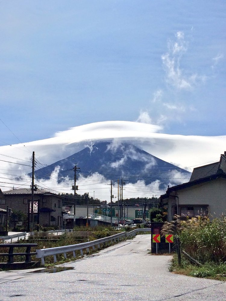 富士山を覆う巨大な雲 別世界に飲み込まれそうな見た目の 笠雲 が話題に ねとらぼ