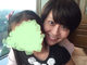 海老蔵、笑顔で長女を抱く小林麻央の写真を公開　「最近の中で一番幸せな日でした」