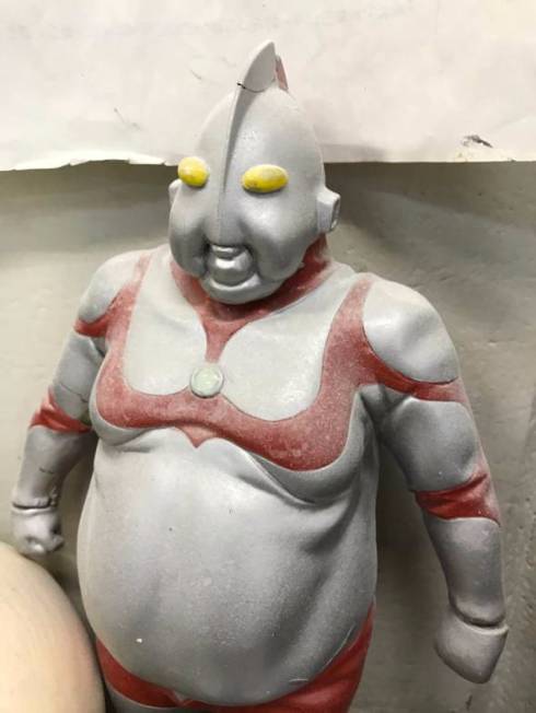 帰ってくれウルトラマン 元円谷プロ岡部淳也氏作 デブトラマン が地球どころか自分の生活を守れてない ねとらぼ