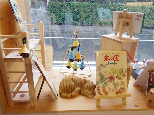 あちこちに猫のインテリアが隠れてる！ 絵本・児童書専門店「青猫書房 