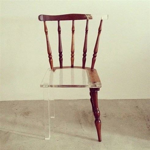 古い椅子をスケスケ素材で修復したアートがふしぎ空間