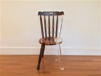 古い椅子をスケスケ素材で修復したアートがふしぎ空間