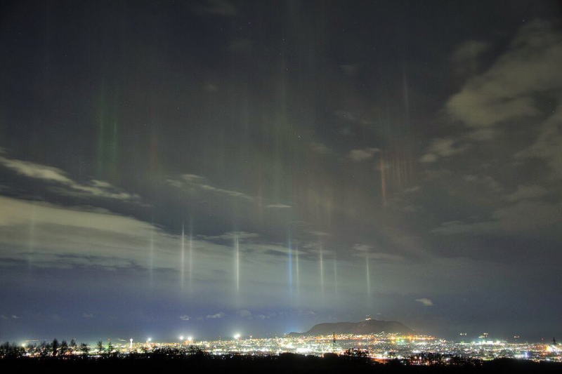 北海道の空に幻想的な光の柱が多数出現 寒さが作りだす気象現象 漁火光柱 が観測される ねとらぼ