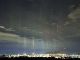 北海道の空に幻想的な光の柱が多数出現！　寒さが作りだす気象現象「漁火光柱」が観測される
