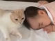 キュートな1人と1匹に癒やし　スヤスヤ眠る赤ちゃんに猫ちゃんがスリスリ