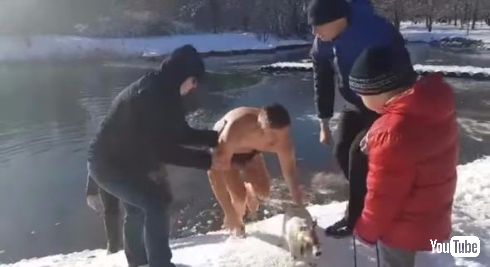ロシア 公園 池 凍る 犬 救助 飛び込み