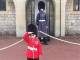 誕生日に衛兵コスチュームでウィンザー城を訪れた男の子　本物の衛兵が粋な計らいでほっこりかわいい記念写真