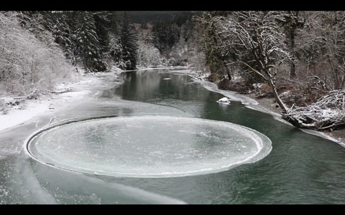 水上で氷の歯車が動いているみたい 自然の力でまん丸の氷が形成される自然現象 アイスサークル が神秘的 ねとらぼ