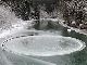 水上で氷の歯車が動いているみたい！　自然の力でまん丸の氷が形成される自然現象「アイスサークル」が神秘的