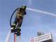 ドバイ消防が水上ジェットパックで消火する画期的システムを発表