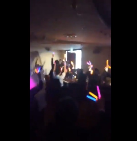 式場にサイリウムの海 花嫁はみくにゃん姿 アイマスpの結婚披露宴がステキすぎてまさに夢の向こう側 ねとらぼ