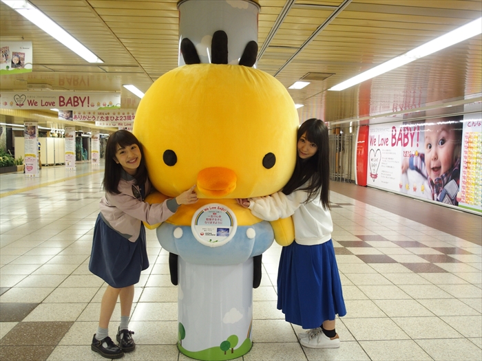 新宿駅を たまひよ の巨大ぬいぐるみがモフっとジャック 7つのポーズでお出迎え中 ねとらぼ