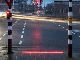 歩きスマホで下を見て歩く人々の事故対策　歩道にLEDを埋め込みんだ信号「ライトライン」がオランダに登場