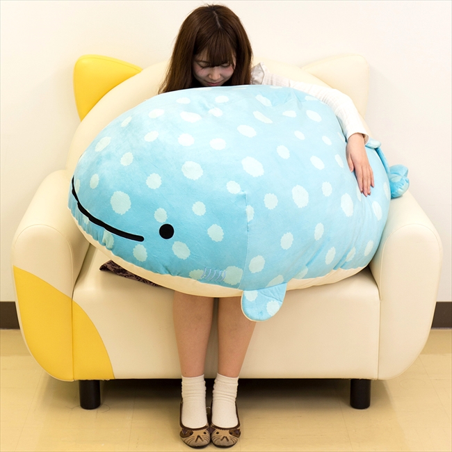 なんと全長1センチ じんべえさん のふかふか モチモチ超特大ぬいぐるみが誕生 ねとらぼ