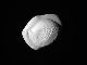 NASA、土星の衛星「パン」の接近写真を公開　白い皮に具材が入った餃子のような見た目