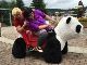 メイプル超合金、パンダの乗り物で“大型バイクの峠攻め”のイメトレ　遊園地の係員を心配させる