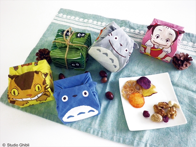 トトロがくれたお土産みたい トトロやネコバスのハンカチとおやつのセットが登場 ねとらぼ
