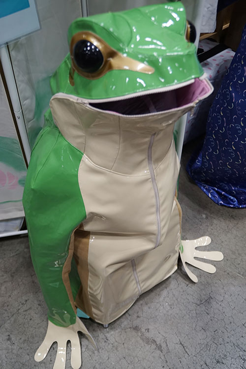 頭からすっぽりかぶる カエルジャケット の完成度が高い 構想3年をかけた超精密構造はインパクト抜群 デザインフェスタvol 45 ねとらぼ