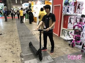 スケボーと一輪車を合体させた未来感　「JYRO Roll」日本初披露
