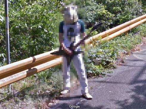 どうして……　Googleストリートビューの山中にエレキギターを持った鹿男が写り込む