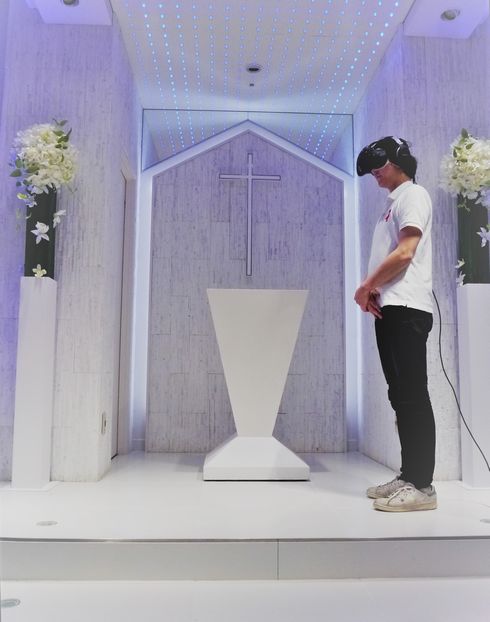 教会に一人ぼっちで はい 誓います 本物の式場で二次元キャラと Vr結婚式 を挙げてきた 1 2 ページ ねとらぼ