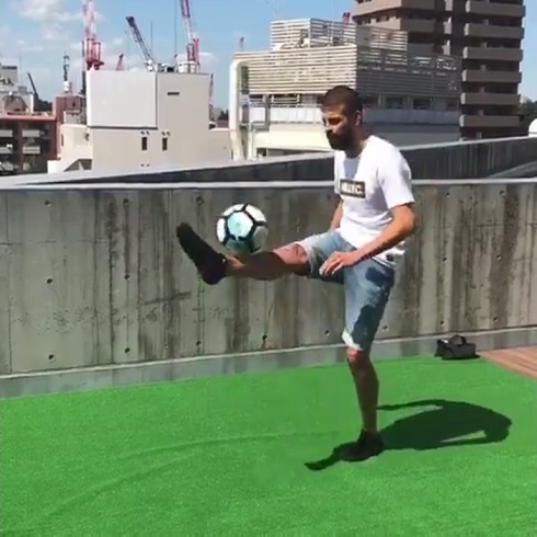 来日していたサッカー選手 ジェラール ピケの投稿動画が波紋 住宅街の方向にボールを高く蹴りあげる ねとらぼ