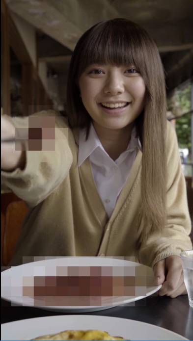 かわいい女の子が あーん ってそれ何の肉 モザイクの裏側が気になりすぎる動画がいろんな意味でドキドキする ねとらぼ