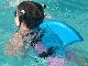 子どもが着けると小さなサメさんに　背びれをモチーフにした水泳練習用アイテムがかわいらしい