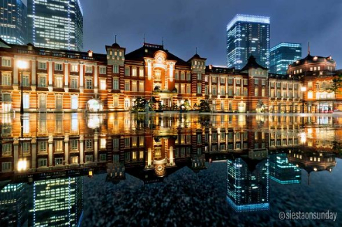 東京駅 雨の日 反射 写真