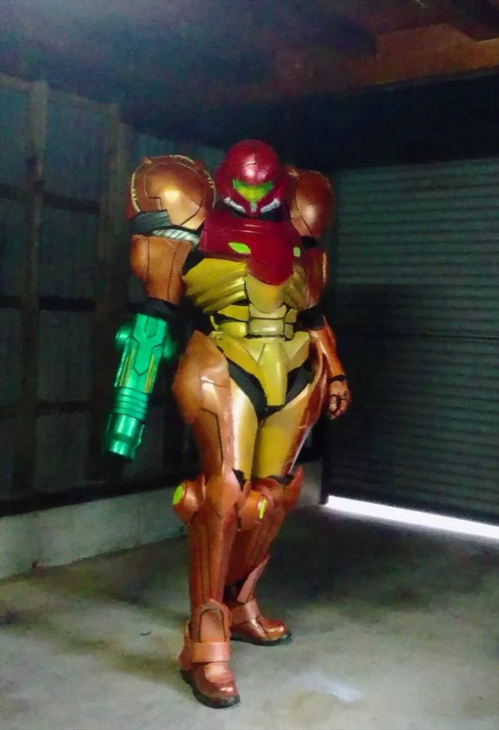 光るギミックがカッコいい！ メトロイドの“サムススーツ”を完全再現したコスプレイヤーに国内外から称賛の声（要約） - ねとらぼ