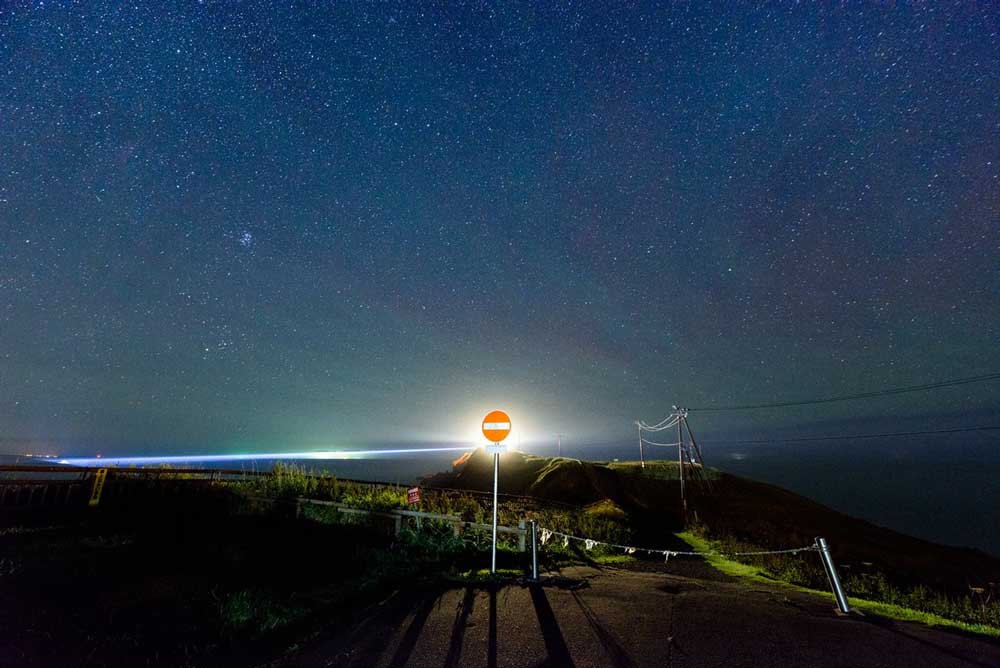 奇麗な星空と輝く 進入禁止の標識 に鳥肌 北海道で撮影された風景に かっこいい 神々しい の声集まる ねとらぼ