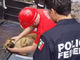 メキシコ警察、地震でけがをしたワンちゃんを救助　バイクでさっそうと獣医師の元へ