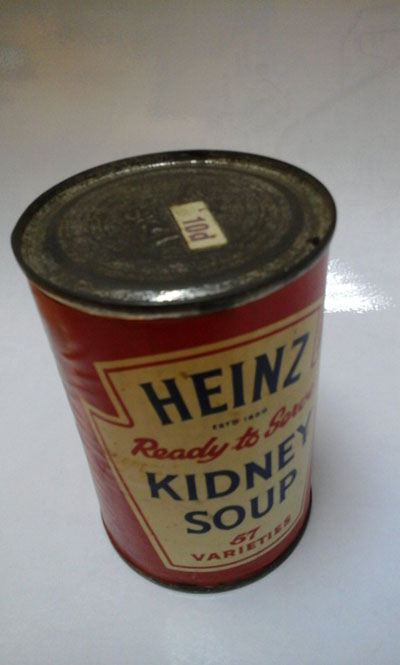 35年前のスイートコーン缶が生きていた？　英フードバンクが寄付された骨董品級の缶詰めを披露