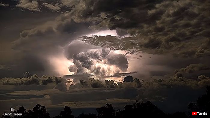 神々しさすら感じる 嵐の定点撮影 暗闇でうごめく雲と雷光 ねとらぼ