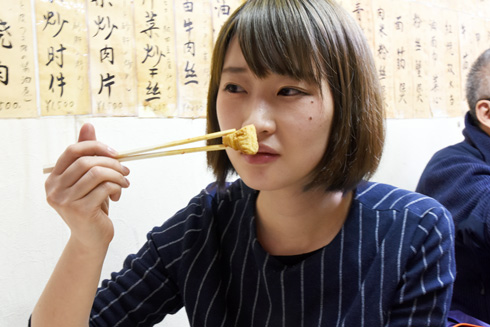 日本じゃゲテモノ 中国の名物料理 激臭の 臭豆腐 を中国人父と一緒に食べてみた チョーヒカルのゲテモノデート ねとらぼ
