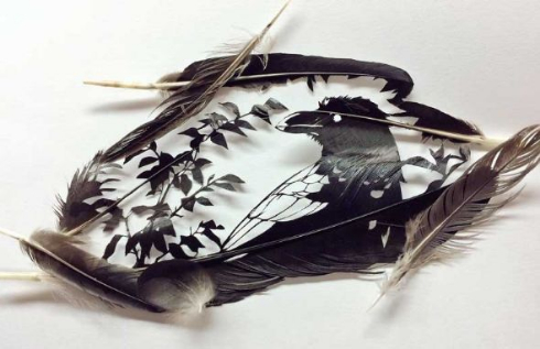 カラスの羽根でカラスを表現だと カラスから抜け落ちた 羽根で作った切り絵 が見事な発想とクオリティー ねとらぼ