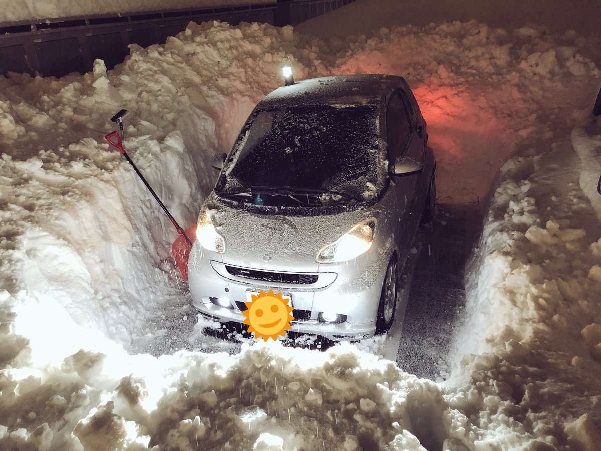 もはやアート 豪雪の福井で車を掘り出すために雪かきをした結果がこちら 進退窮まってる