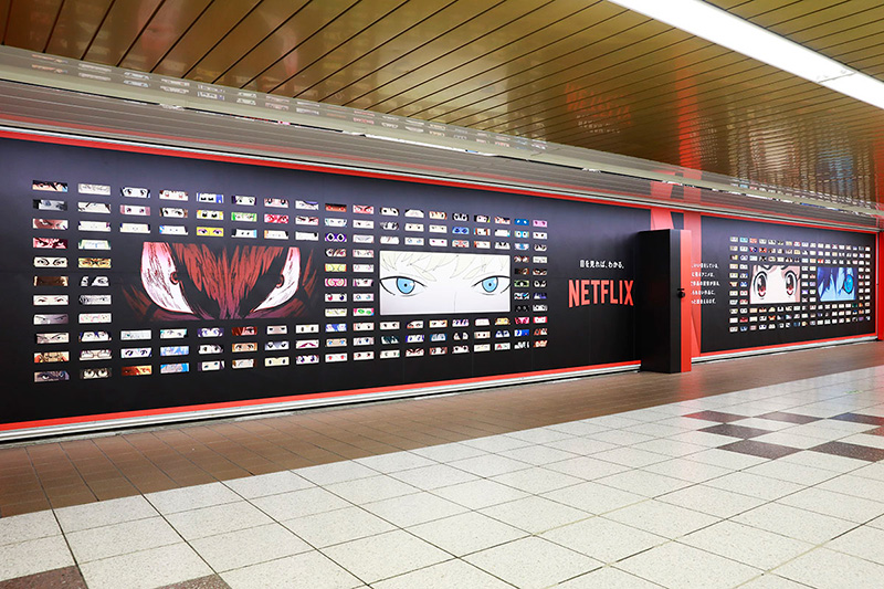 二十四の瞳どころじゃねぇ 新宿駅がアニメキャラの 目 であふれる ねとらぼ