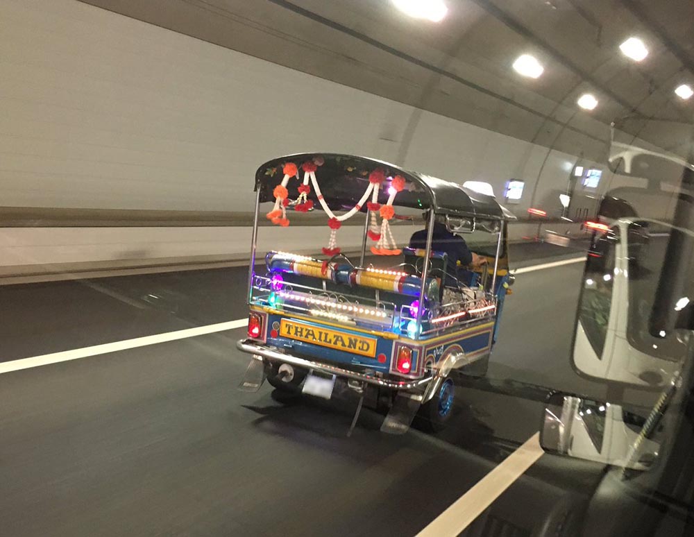 高速道路をかっ飛ばすギンギラギン 日本で トゥクトゥク に乗りたい 欲しくなったので調べてみた ねとらぼ