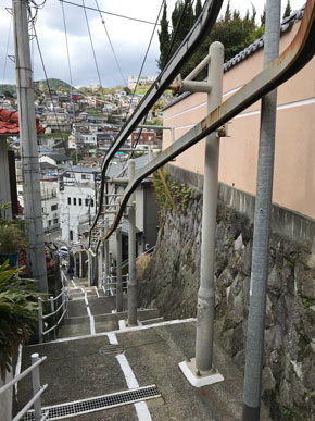 うぉぉ 電話ボックスが坂を登っていく 坂の街長崎ならではの乗りもの 斜面移送システム って何 ねとらぼ