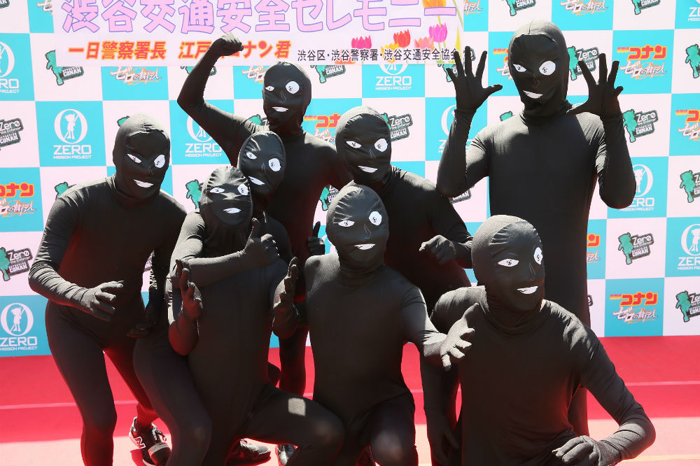 犯人多すぎ コナンくん 1日署長イベントに大量の 黒い人 を呼び寄せてしまう ねとらぼ