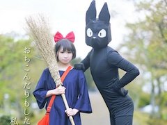 かわいらしいキキの隣にいるのは……スタイリッシュ過ぎる黒猫ジジの