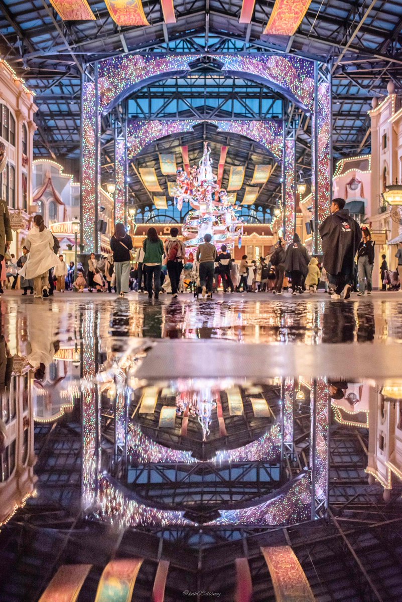 現実じゃないみたい 雨の中撮影したディズニーランドの写真が目を見張るほど幻想的 ねとらぼ