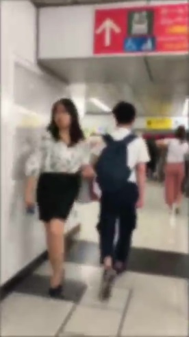 わざとぶつかる人 タックル JR新宿駅