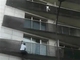 フランスで移民の“スパイダーマン”がビル5階の幼児を救出　パリ市民権・消防士入隊資格を授与