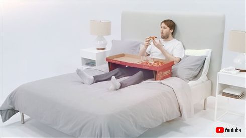 カナダのピザチェーン、父の日に究極のピザ装置「ピザ・イン・ベッド」を発明　ベッドでピザが食べられる