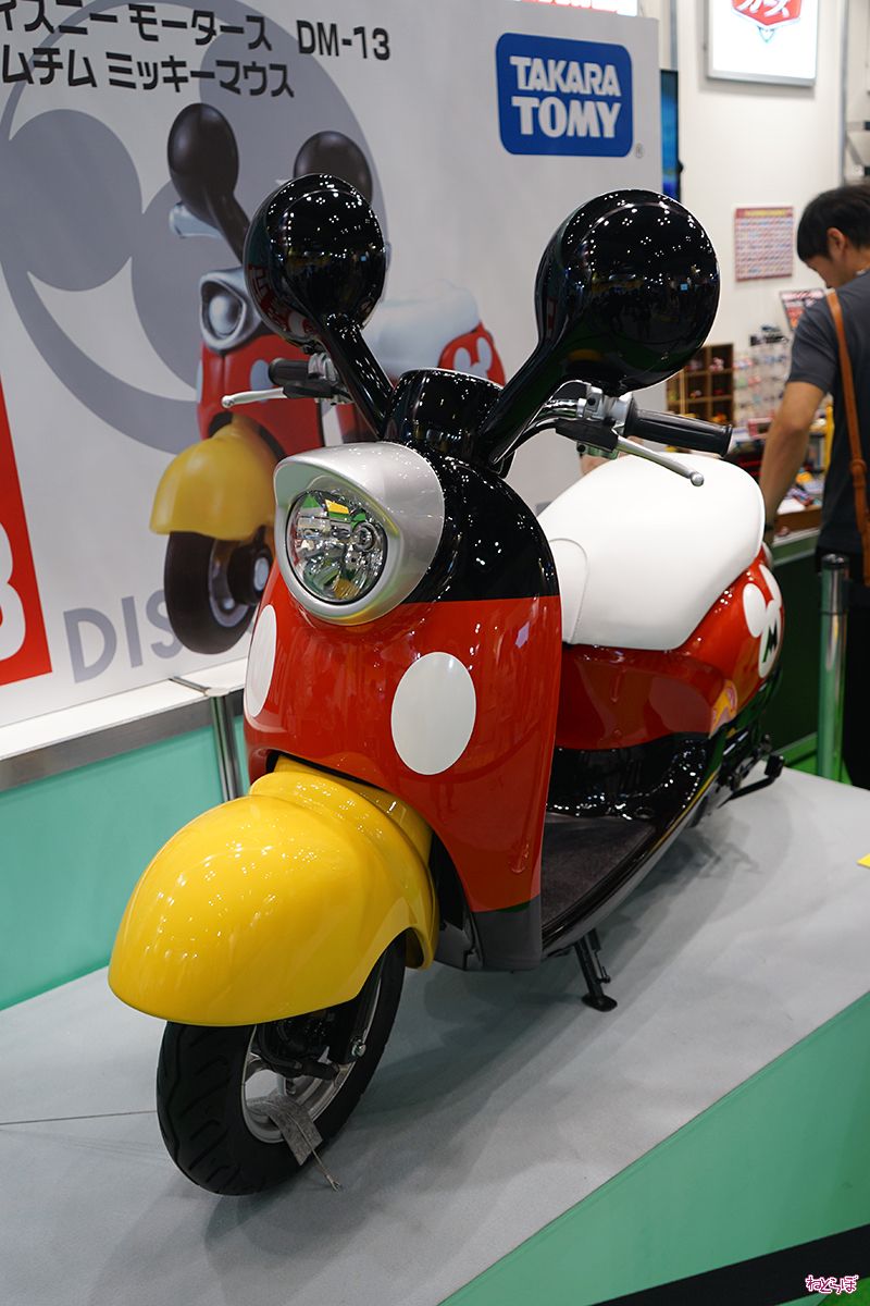 ミッキーマウスと原付バイクが融合 ディズニーモータース チムチム ライフサイズモデルを初披露 1 2 ページ ねとらぼ
