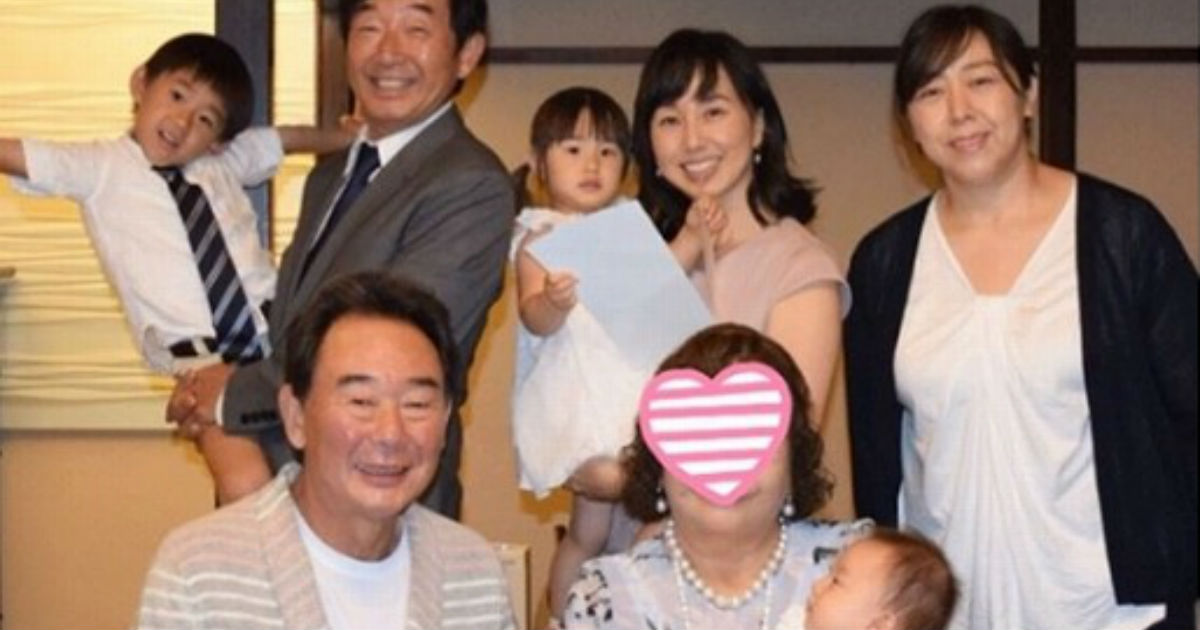 修じいじ もニッコリ 東尾理子 有名庭園で次女つむぎのお食い初め 元気に大きくなってね ねとらぼ